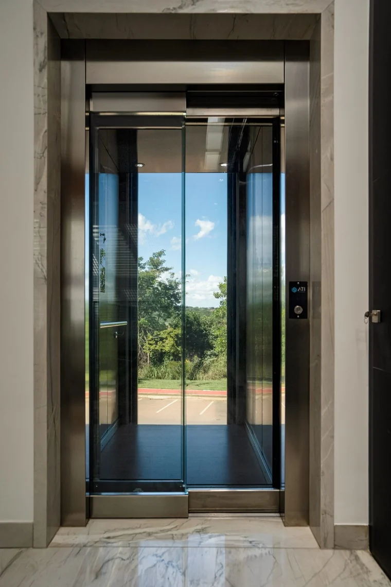 Elevador residencial ATI em aço inox e vidro